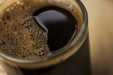 Kahve köpüğü aşırı kapatın. Makro doku ve arka plan