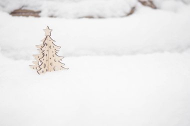 Neşeli Noel Kartpostal arka plan - karlı kış ormanda minyatür Noel ağacı