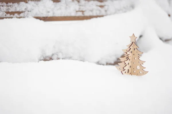 Frohe Weihnachten Postkarte Hintergrund Miniatur Weihnachtsbaum Verschneiten Winterwald — Stockfoto