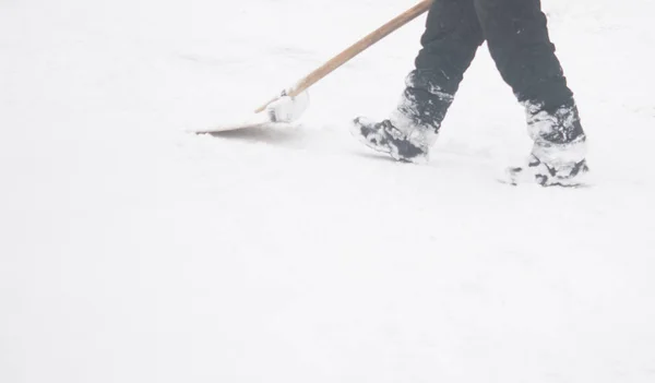 Vintern Och Rengöring Koncept Närbild Man Skotta Snö Från Uppfarten — Stockfoto