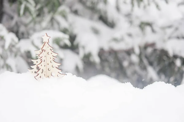 Fond Noël Avec Pin Givré Avec Arbre Bois Miniature — Photo