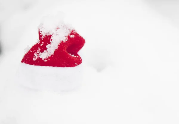 Karácsonyi Háttér Fagyos Fenyő Piros Santa Kalap — Stock Fotó