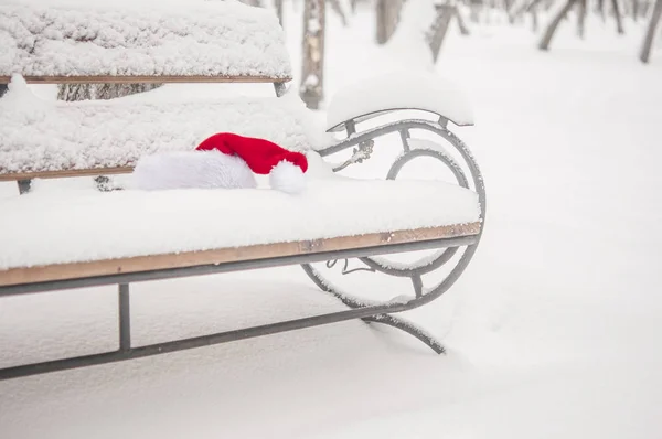 Sombrero Santa Claus Rojo Banco Cubierto Nieve Aire Libre — Foto de Stock