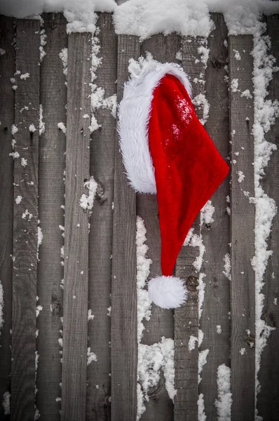 Czapka Świętego Mikołaja Stary Drewniany Płot Koncepcja Boże Narodzenie Nowy — Zdjęcie stockowe