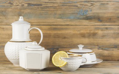 Seramik Çaydanlık, bardak ahşap bir masa üzerinde bir yığın. Kopya alanı