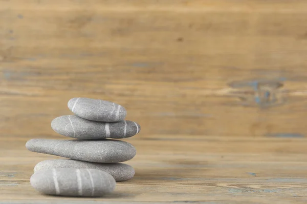 Stapel Von Glatten Ausgewogenen Kieselsteinen Zen Stil Stillleben Auf Altem — Stockfoto