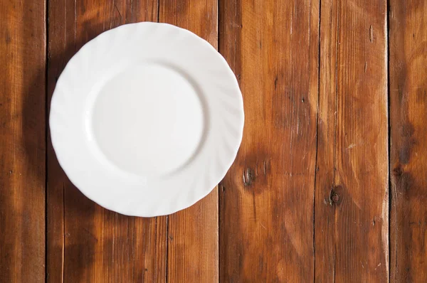 Lege Witte Plaat Houten Tafel Bekijken Van Bovenaf — Stockfoto