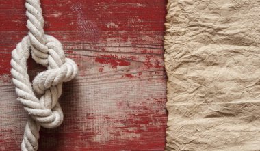 Eski kağıt veya parşömen veya harita ve bir iple bir gemici düğümü ile deniz arka plan