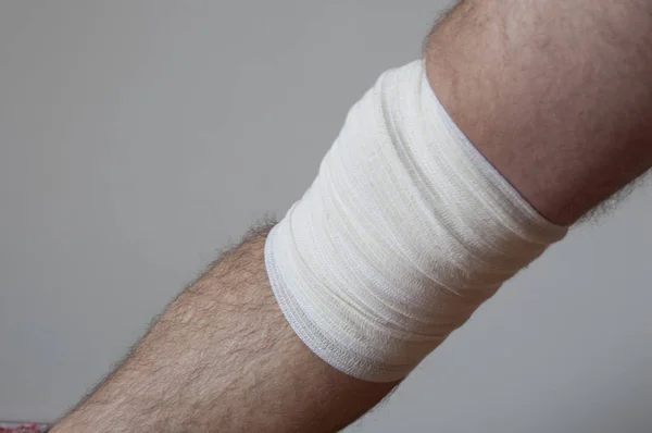 Πορτρέτο Ενός Νεαρού Άνδρα Τραυματισμένο Πόδι Στο Σπίτι Ιατρική Επίδεσμο — Φωτογραφία Αρχείου
