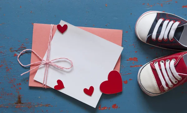 Chaussures Toile Colorée Baskets Pour Enfants Pied Bébé Sur Table — Photo