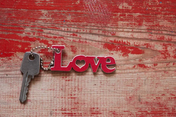 Het Woord Liefde Heeft Rode Letters Een Achtergrond Van Oud — Stockfoto