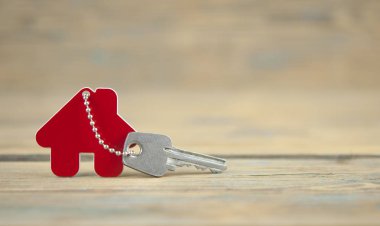 House ile ahşap üzerine gümüş anahtar taşı sembolü. Emlak kavramı