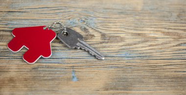 House ile ahşap üzerine gümüş anahtar taşı sembolü. Emlak kavramı