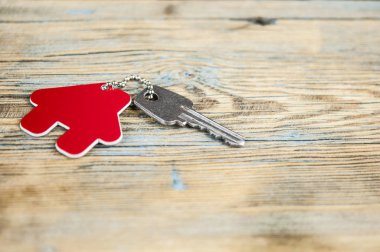 House ile ahşap üzerine gümüş anahtar taşı sembolü. Emlak kavramı