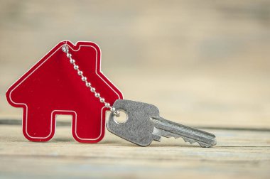 House ile ahşap üzerine gümüş anahtar taşı sembolü. Emlak kavramı