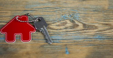 House ile ahşap üzerine gümüş anahtar taşı sembolü. Emlak kavramı