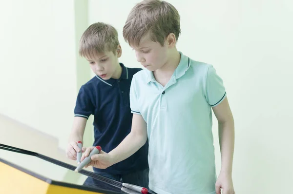 Dos Chicos Felices Secundaria Hermanos Gemelos Adolescentes Estudiando Juntos Haciendo —  Fotos de Stock