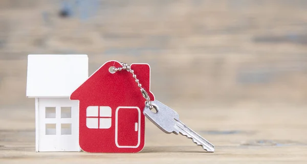 Haussymbol Mit Silbernen Schlüsseln Auf Holz Immobilienkonzept — Stockfoto