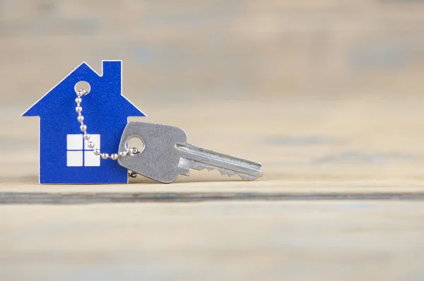 Huis Symbool Met Zilveren Toetsen Hout Onroerend Goed Concept — Stockfoto