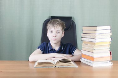 Neşeli çocuk kitapları grup ile ödevlerini masa üzerinde çalışıyor