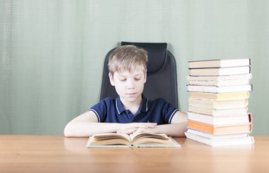 Neşeli çocuk kitapları grup ile ödevlerini masa üzerinde çalışıyor