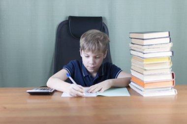 Neşeli çocuk kitapları grup ile ödevlerini masa üzerinde çalışıyor