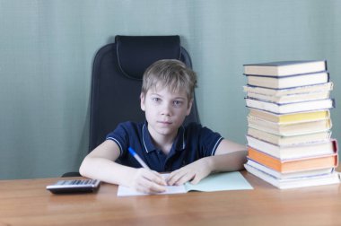 Neşeli çocuk kitapları grup ile ödevlerini masa üzerinde çalışıyor