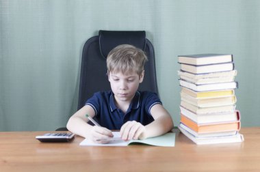 Neşeli çocuk kitapları grup ile ödevlerini masa üzerinde çalışıyor