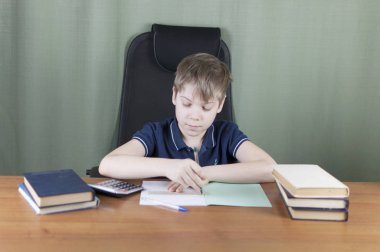 Neşeli çocuk kitapları grup ile ödevlerini masa üzerinde çalışıyor