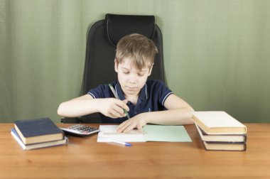 Neşeli çocuk kitapları grup ile ödevlerini masa üzerinde çalışıyor