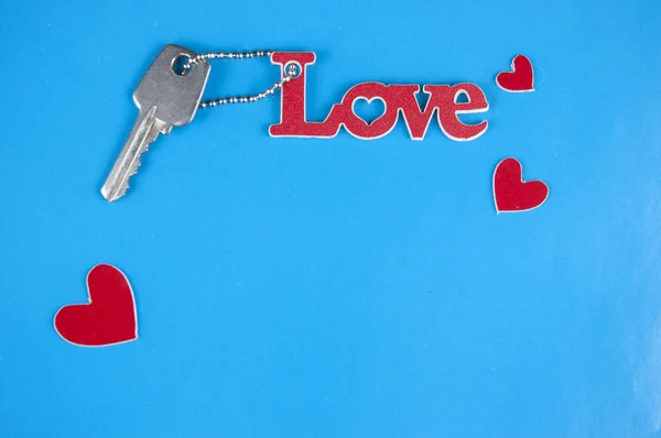 Kırmızı Yazı Renkli Kağıt Arka Plan Kalp Tuşlarını Kelime Aşk — Stok fotoğraf