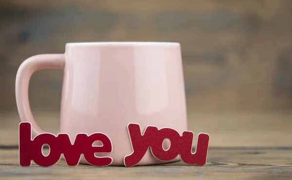 Wort Liebe Und Tasse Kaffee Auf Holztisch — Stockfoto