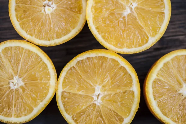 Plan Rapproché Oranges Coupées Deux Sur Vieux Fond Bois — Photo