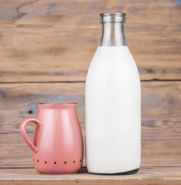 Бутылка Молока Розовая Кружка Деревянном Столе — стоковое фото
