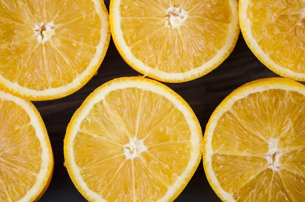 Primer Plano Naranjas Medio Cortadas Sobre Fondo Madera Viejo —  Fotos de Stock