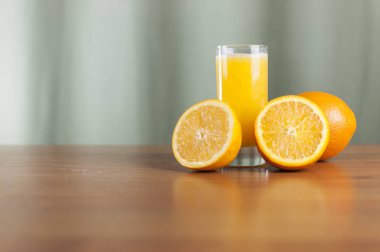 ahşap masa üzerinde grunge arka plan üzerinde taze portakal suyu