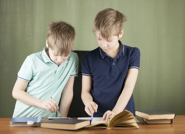 Två Bröder Göra Läxor Skrivbordet Bror Hjälper Och Förklara Annan — Stockfoto