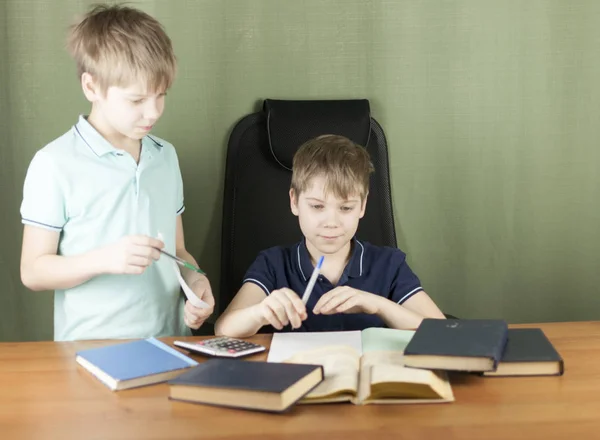 Twee Broers Huiswerk Aan Balie Een Broer Helpt Andere Één — Stockfoto