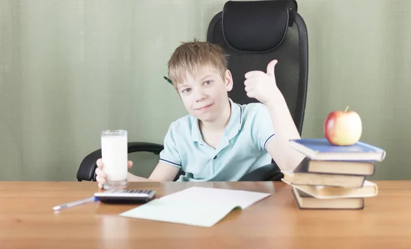 Slimme School Jongen Zitten Aan Tafel Met Vele Boeken Rode — Stockfoto