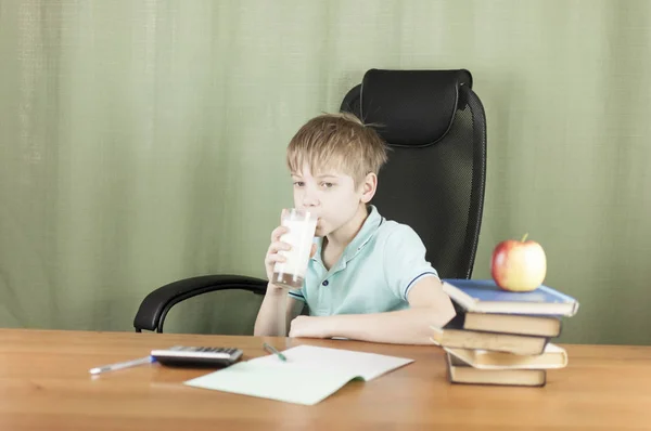 Smart School Boy Sitting Table Many Books Red Apple Concept — Stock Photo, Image