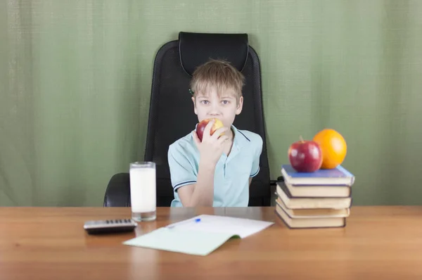 Slimme School Jongen Zitten Aan Tafel Met Vele Boeken Rode — Stockfoto