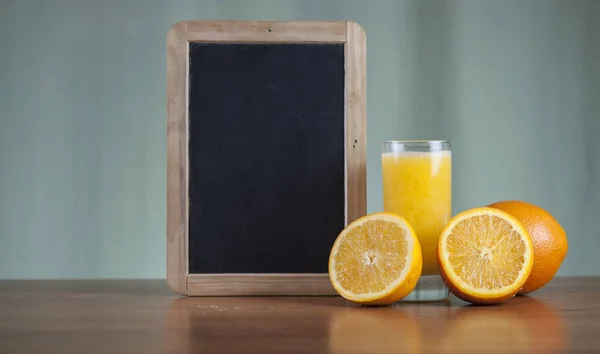 Frischer Orangensaft Mit Leerer Tafel Auf Holztisch Über Grunge Hintergrund — Stockfoto