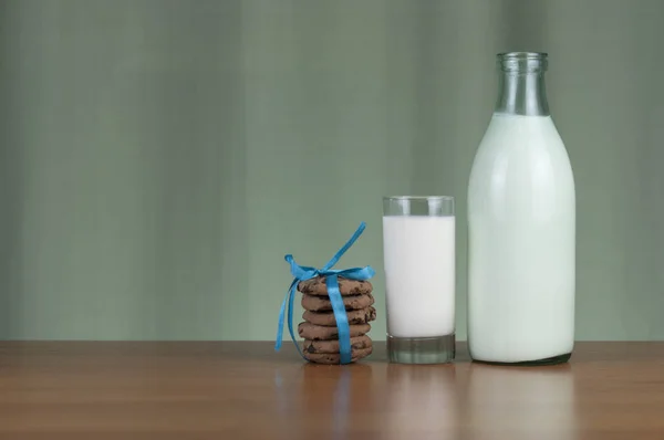 Botella Leche Galletas Chispas Chocolate Sobre Fondo Oscuro Con Espacio —  Fotos de Stock