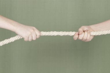 İpi çekerek çocuk - genç yarışmacı ellerinde yakın