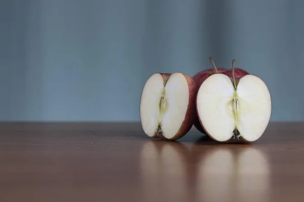 Manzanas Rojas Rodajas Una Mesa Madera — Foto de Stock