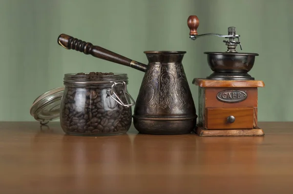 Geröstete Kaffeebohnen Glas Kaffeemühle Und Jezva Auf Holztisch — Stockfoto