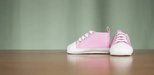 Sapatos Lona Coloridos Tênis Para Crianças Bebê Mesa Com Espaço — Fotografia de Stock