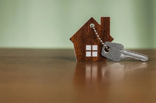 Chave Casa Uma Casa Forma Chaveiro Descansando Sobre Conceito Mesa — Fotografia de Stock