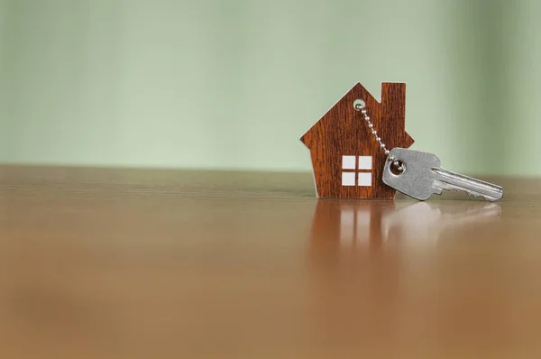 Hausschlüssel Einem Schlüsselanhänger Der Auf Einem Holztisch Ruht Konzept Für — Stockfoto