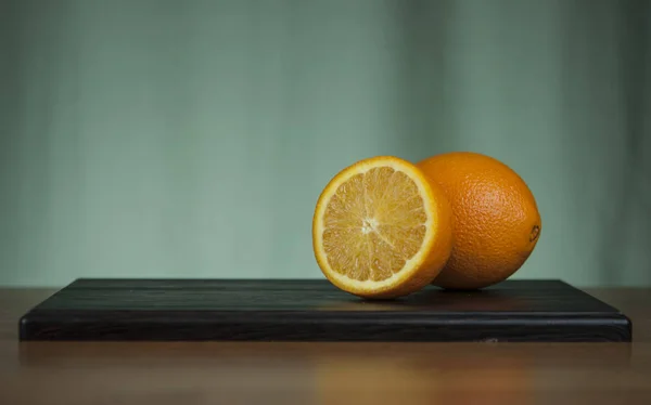 Orange Moitié Orange Sur Table Bois — Photo